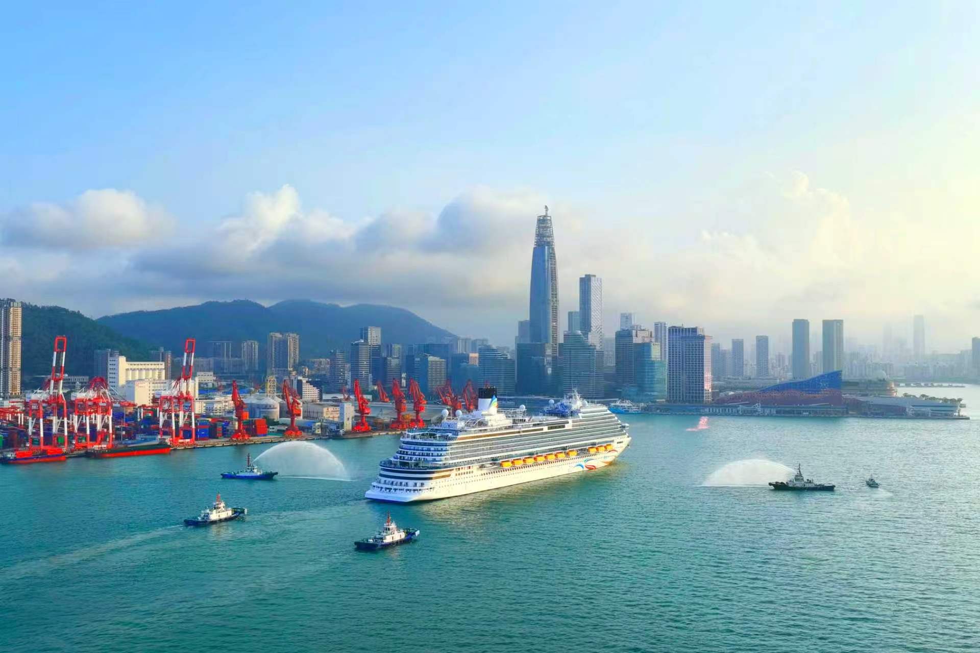 深圳蛇口国际邮轮母港迎来首艘国产大型邮轮爱达&middot;魔都号大湾区新启航