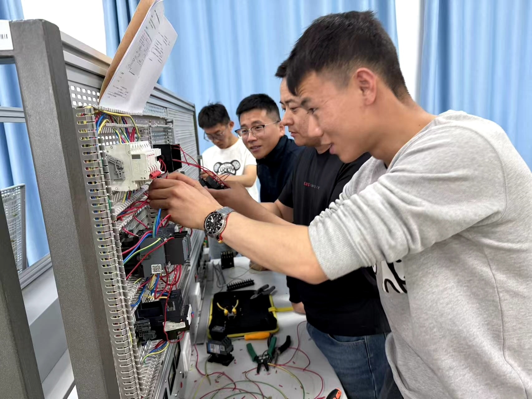学员正在练习电工实操技能