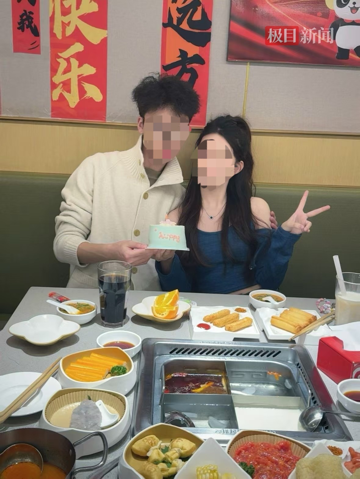 张某某与万某某的合影(受访者供图)