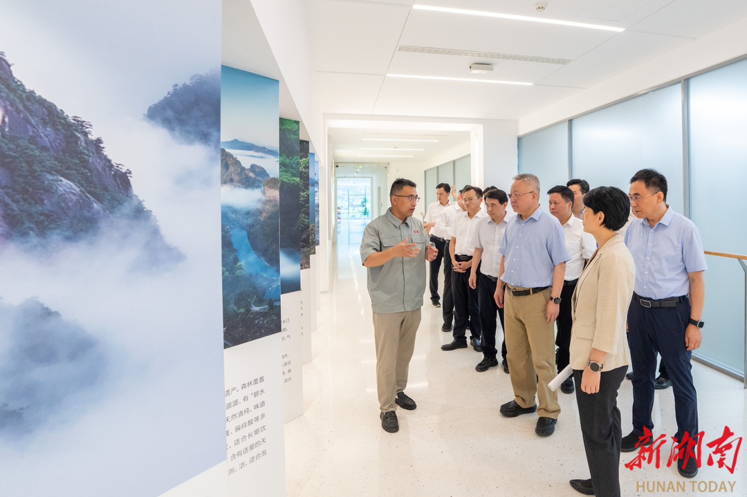 8月10日,沈晓明在农夫山泉(湖南张家界)饮用水有限公司调研。