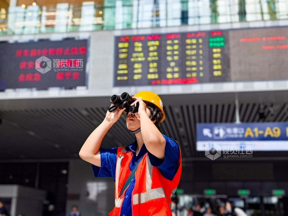 图为该段房建巡检工正在南昌站候车室巡检。