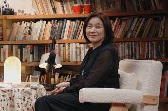 对话人大教授梁鸿|别再用“脆弱”概括这一代人