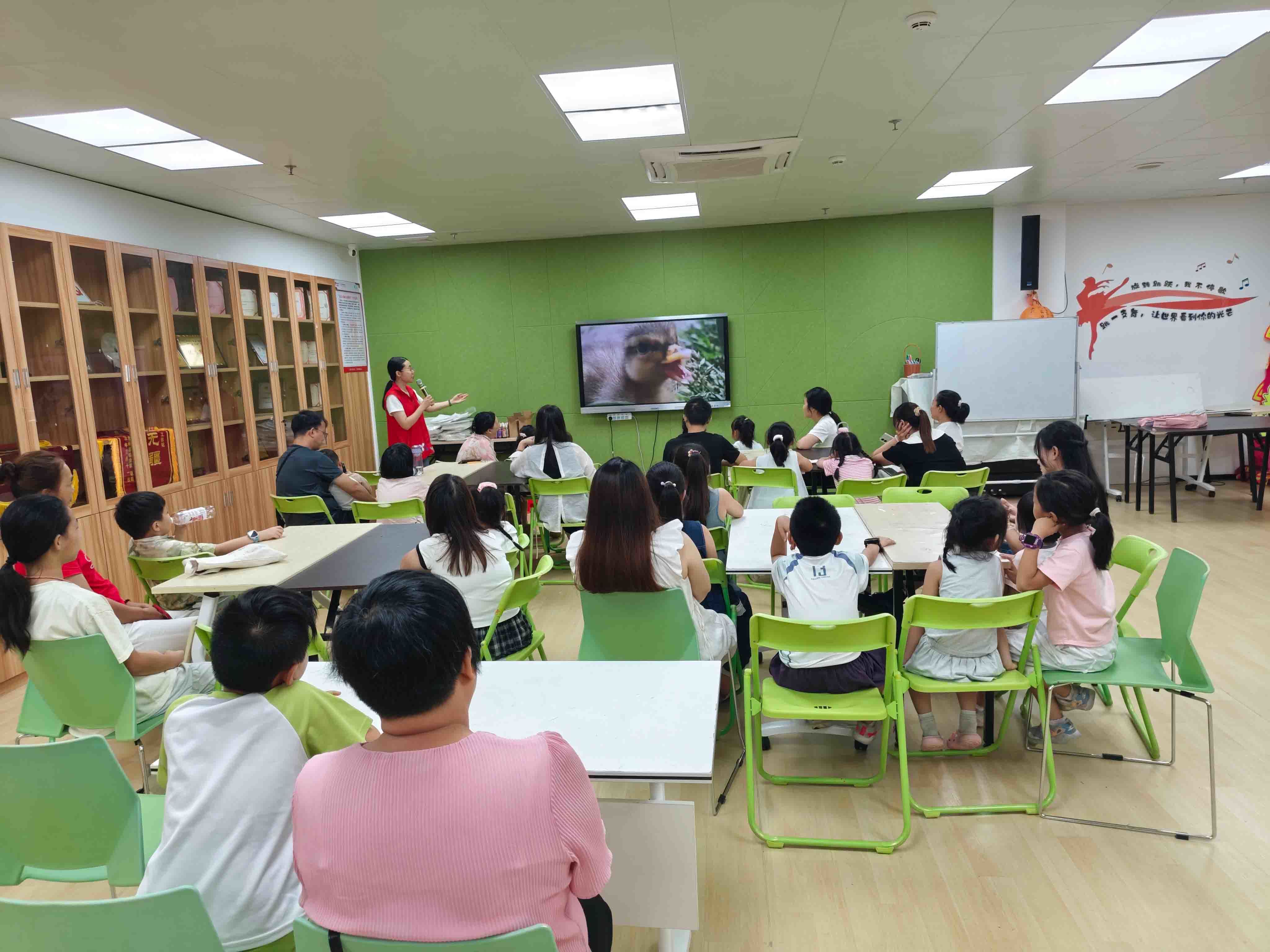 西乡街道固戍社区亲子同乐用心“焕新”老故事，点亮暑期时光