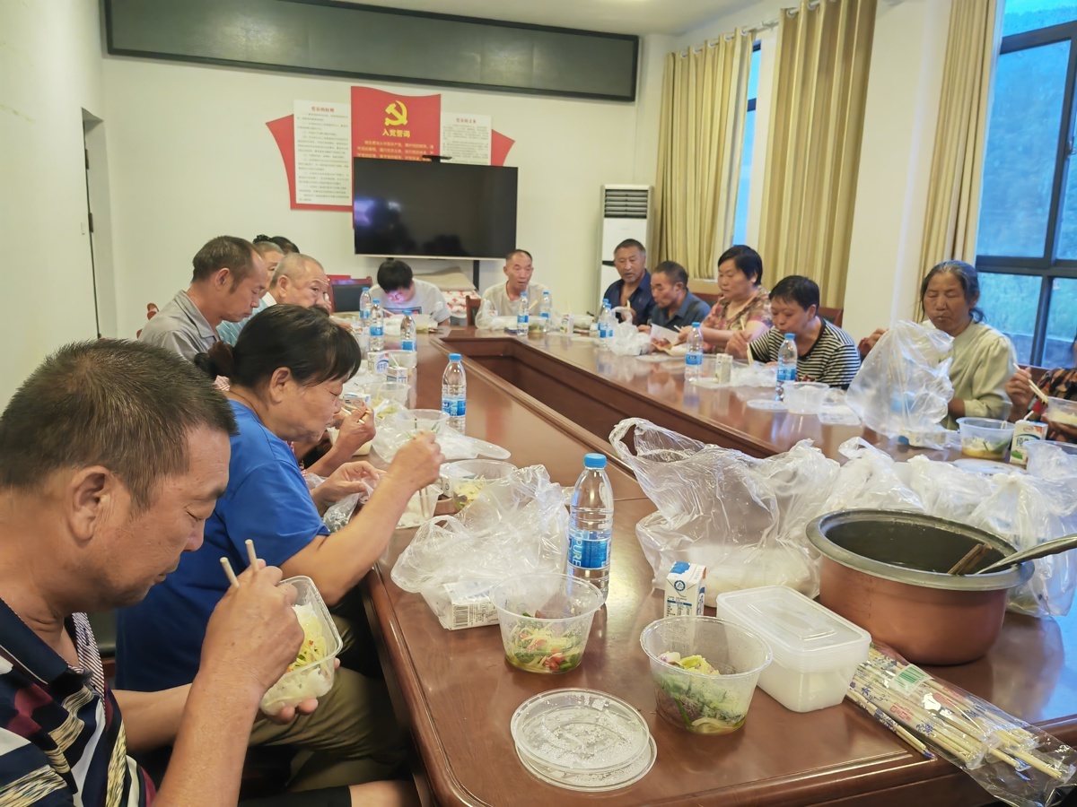 村民在临时安置点吃晚饭 极目新闻记者关前裕 摄