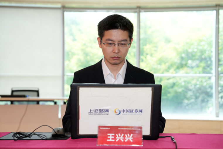图为王兴兴在投资者交流会上 图源：网络