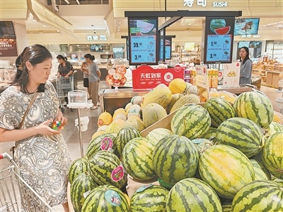 市民在超市挑选西瓜