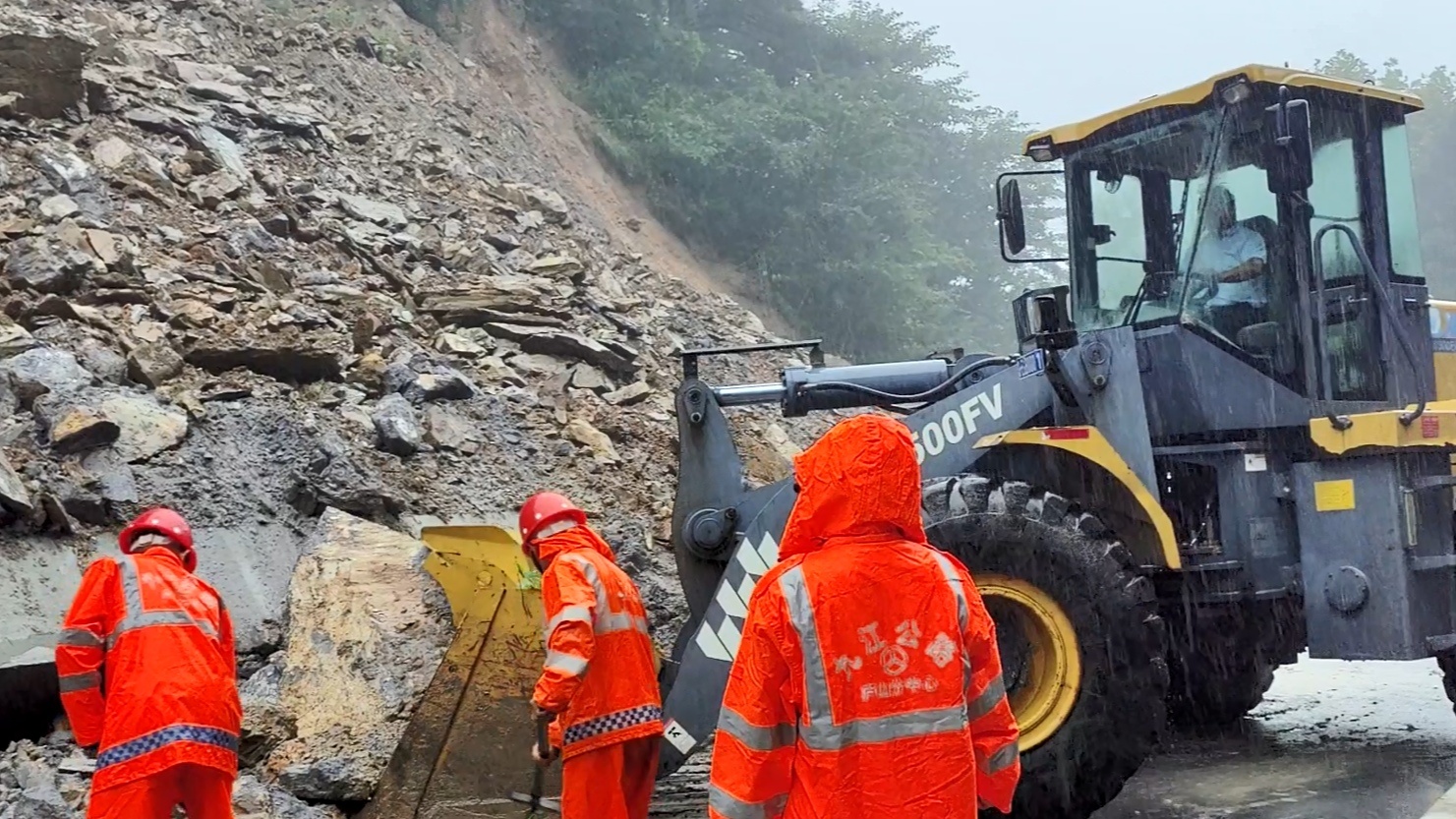 技防赋能 人防兜底 庐山公路分中心高效处置台风“白海豚”塌方险情