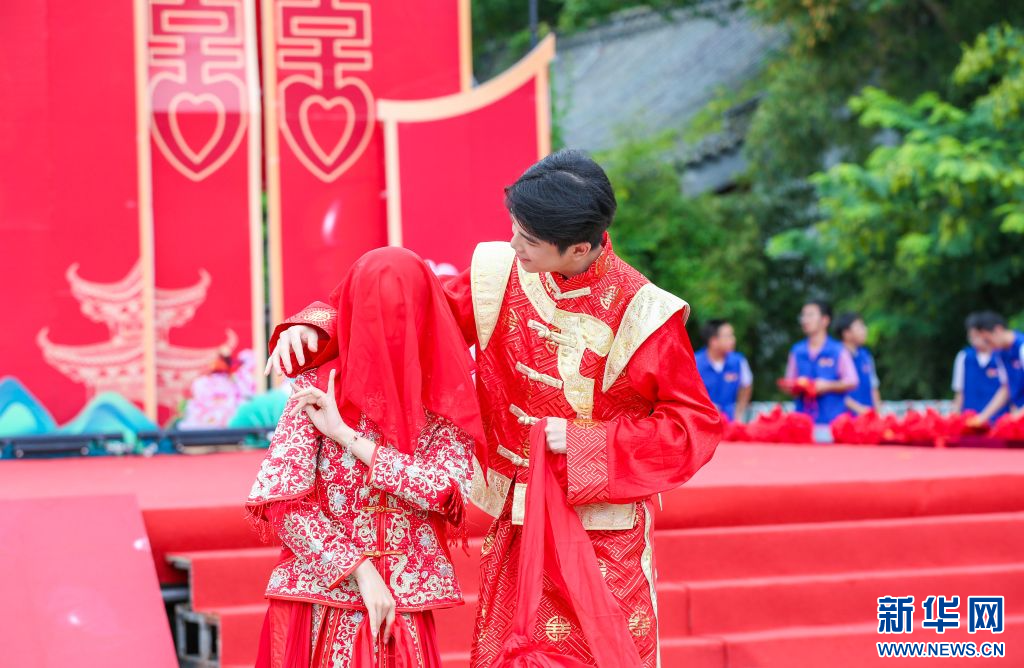 赣州市客家集体婚礼活动现场。新华网发 叶功富 摄