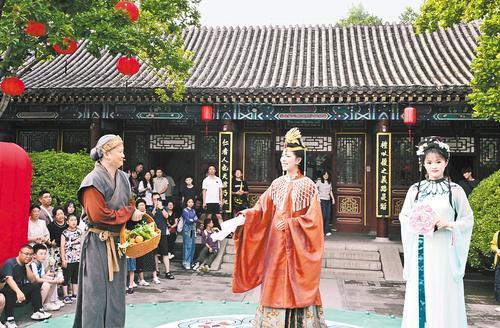 近日,正定荣国府“一梦入红楼”节目精彩上演。本报记者 史晟全摄