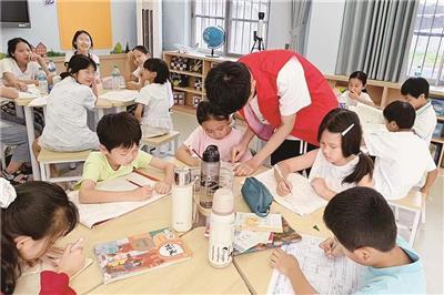 志愿者正在辅导孩子们学习。