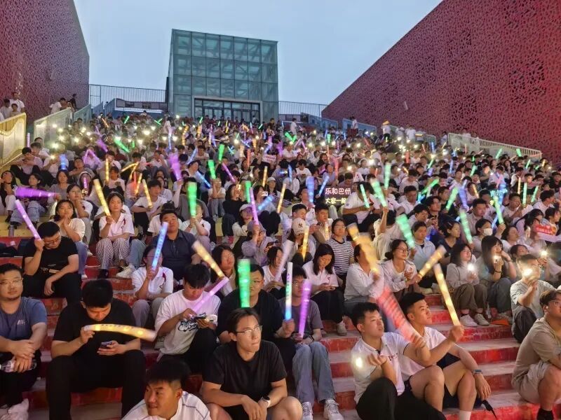 游客参加库尔勒街角音乐会。巴音郭楞蒙古自治州融媒体中心供图