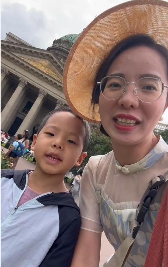 王女士和儿子在俄罗斯圣彼得堡 (受访者供图)