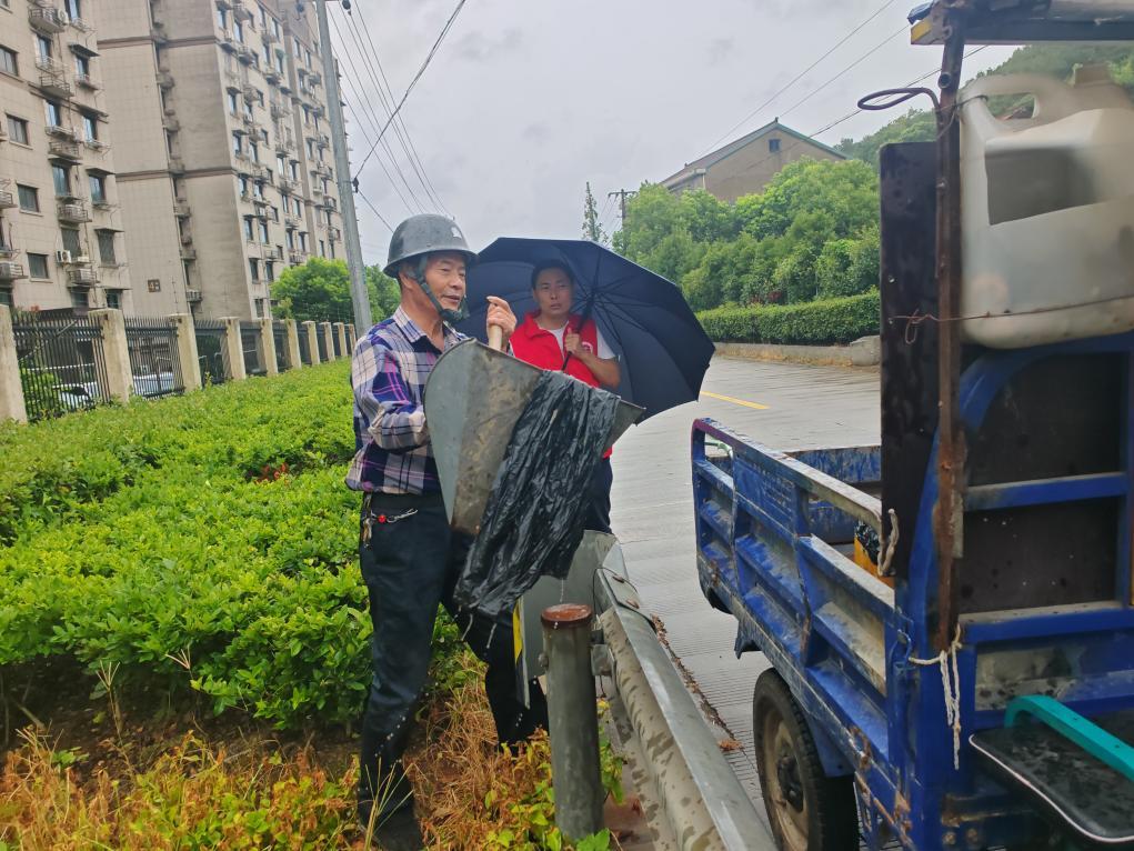沈瑞才清理沿路杂物