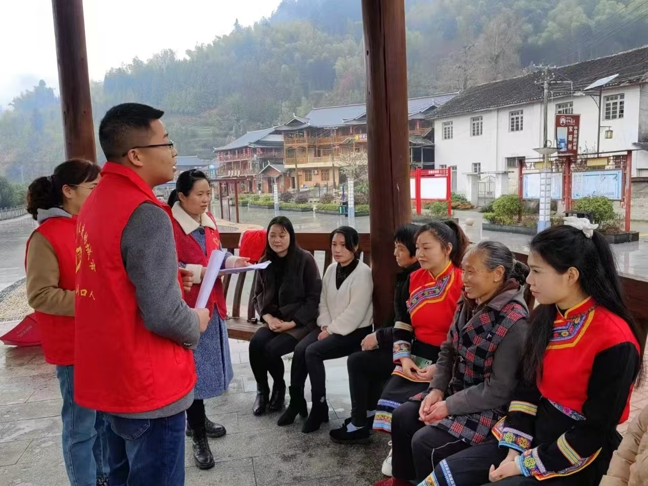 洞口县罗溪瑶族乡文明实践员在宝瑶村宣讲移风易俗。