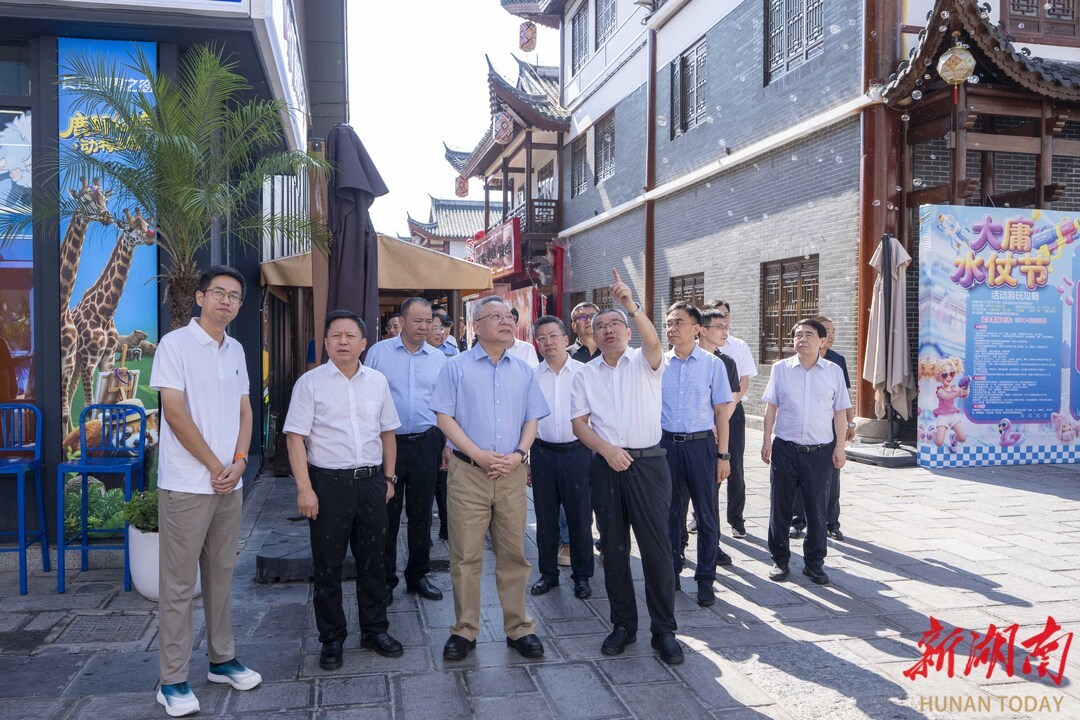 8月10日,沈晓明在大庸古城调研。