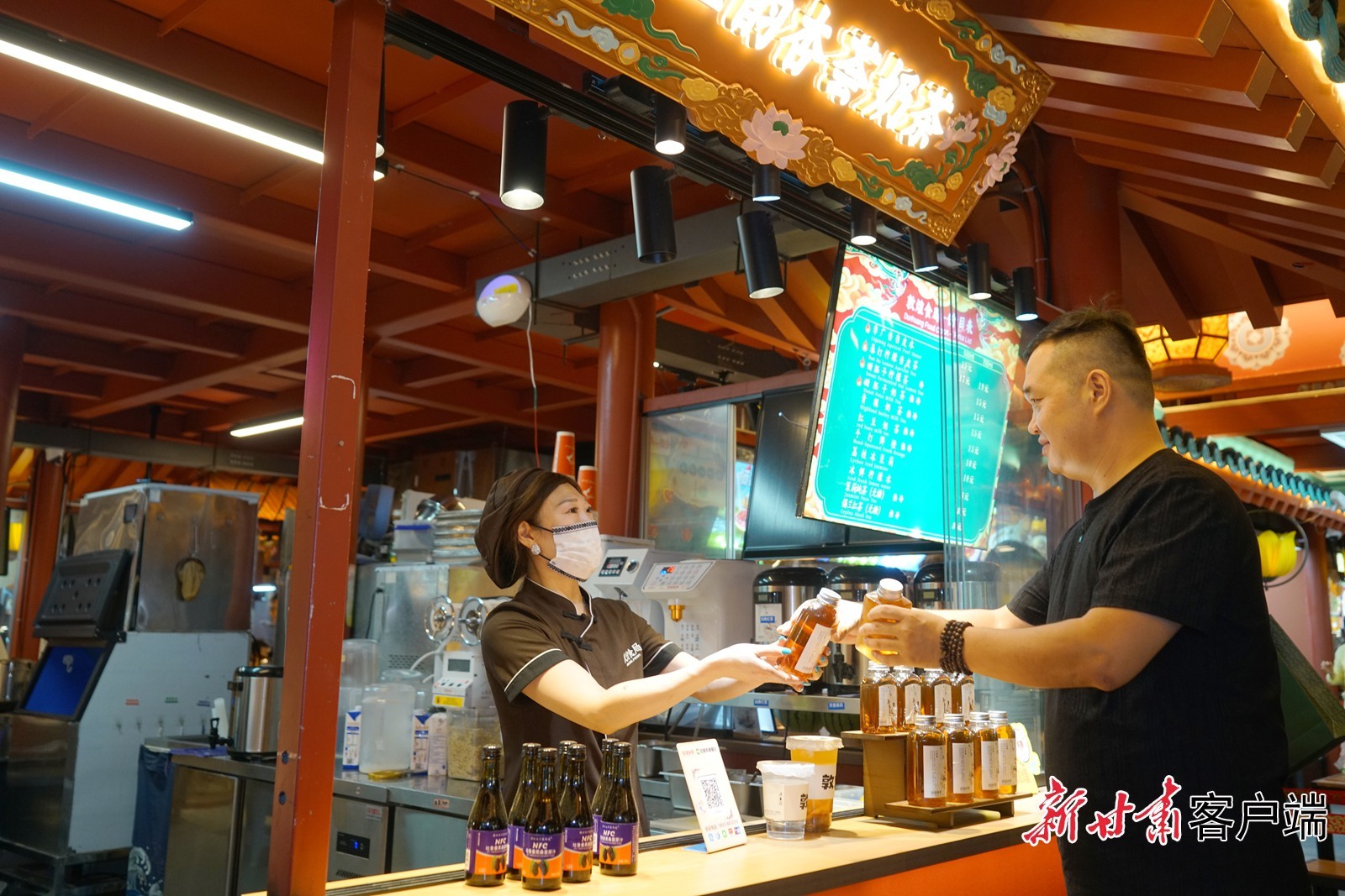 游客购买杏皮茶