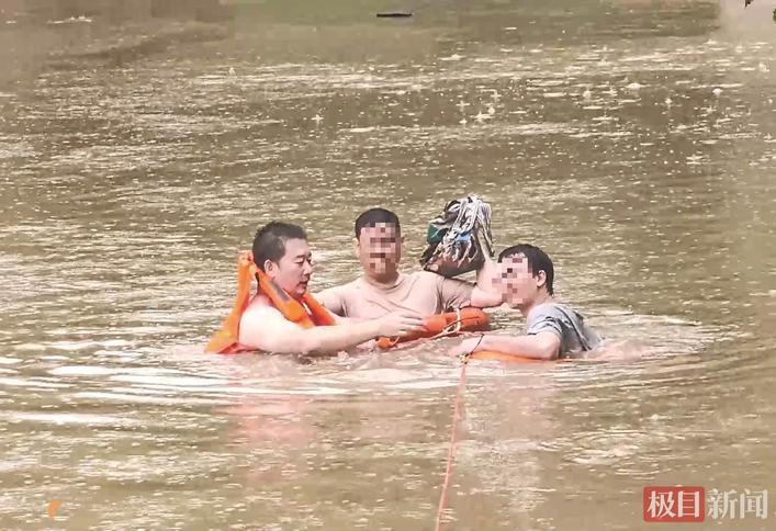 民警跳进洪流水中救人 通讯员供图