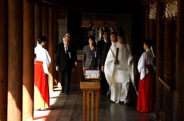 别被假象骗了！日本大师高喊“败坏靖国神社”，一份民调揭开真相