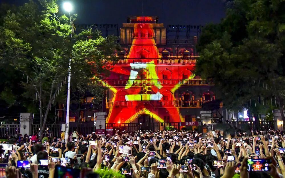 8月4日,一场沉浸式主题灯光秀在南昌八一起义纪念馆旧址上演。红色的光影在百年老建筑墙面上流转,现场人头攒动,市民与游客纷纷举起手机,记录下这震撼的瞬间。(据大江网)