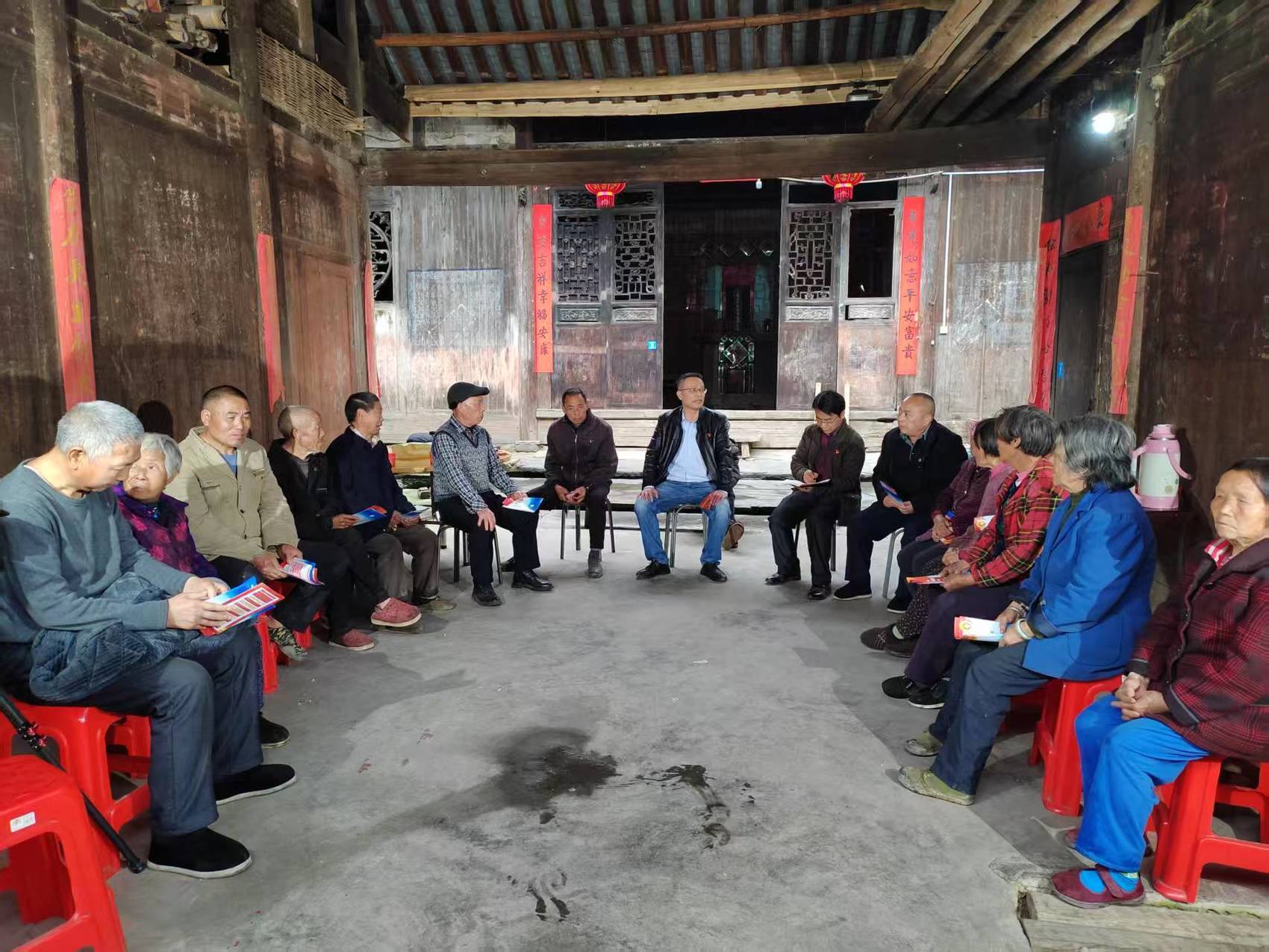 长塘瑶族乡通过院落会、屋场会的方式宣讲移风易俗、丧事简办。