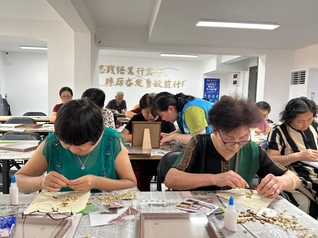 药香绘健康,巧手护颐年—— 桃源社区中草药画活动温情开展