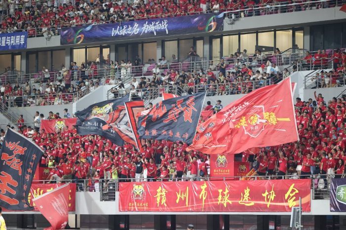 球迷永远是赣州队的“第十二人”。记者邹忠辉 摄