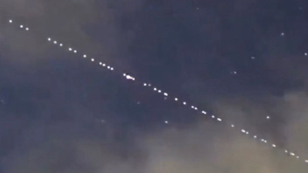 50几颗星链(starlink)卫星划过星空