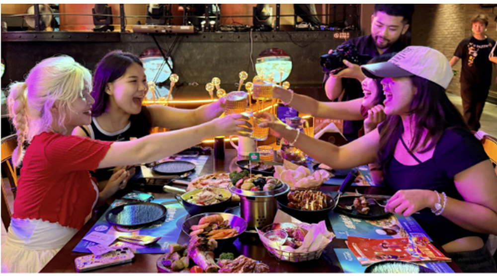 韩国游客在青岛体验美食。新华社发
