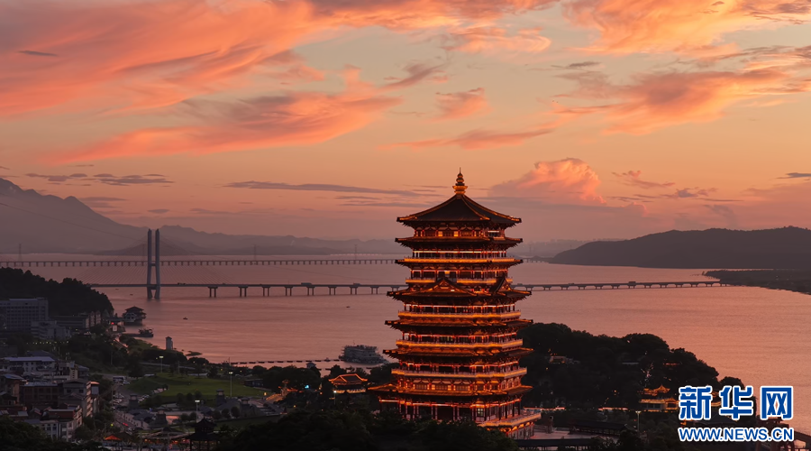 在长江国家文化公园九江湖口段上空，绚烂晚霞铺展天际。新华网发