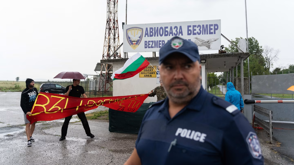 人们抗议美国军事人员和飞机部署在保加利亚的一个空军基地
