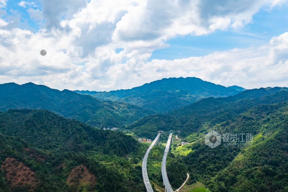 8月18日，航拍下的江西省泰和县中龙乡良坪村。