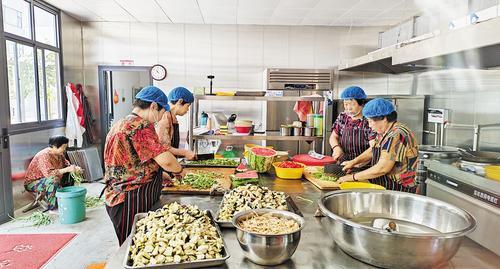 8月16日,武安市贺进镇苏庄村乡村大食堂内,低龄老人正在做饭。 高树良供图