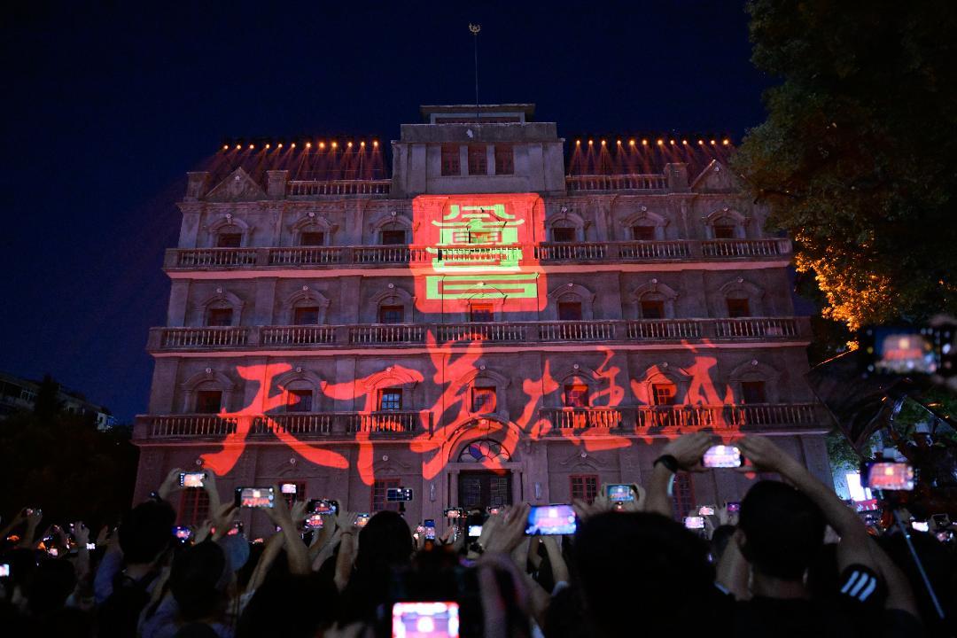 “光影八一”灯光秀现场,墙面浮现天下英雄城字样。大江新闻 徐国亮 摄