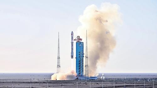 8月19日7时35分，在酒泉东风商业航天创新试验区，首颗“雄安造”卫星——鸿擎科技“鸿鹄03星”由朱雀三号遥二运载火箭发射升空。 王伟倩摄
