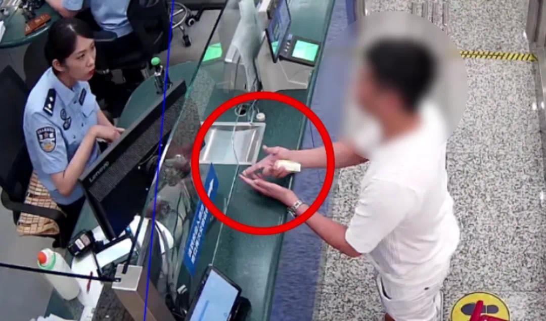 前科人员冒用亲属证件企图出境被识破 边检释法：符合条件可依法办证