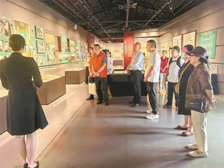 市民参观中国文化名人大营救纪念馆。