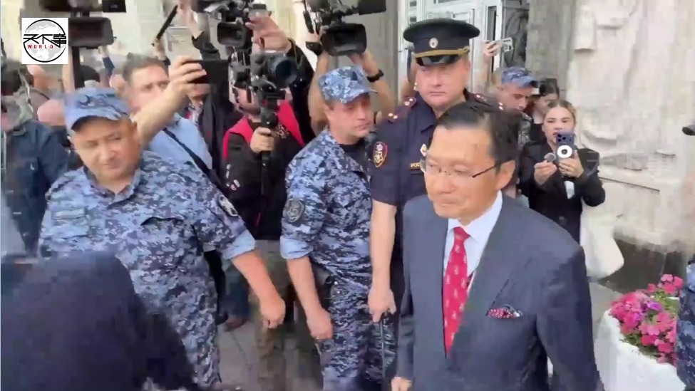 日本大使一言不发钻进车里，俄民众高喊“千岛群岛属于俄罗斯”