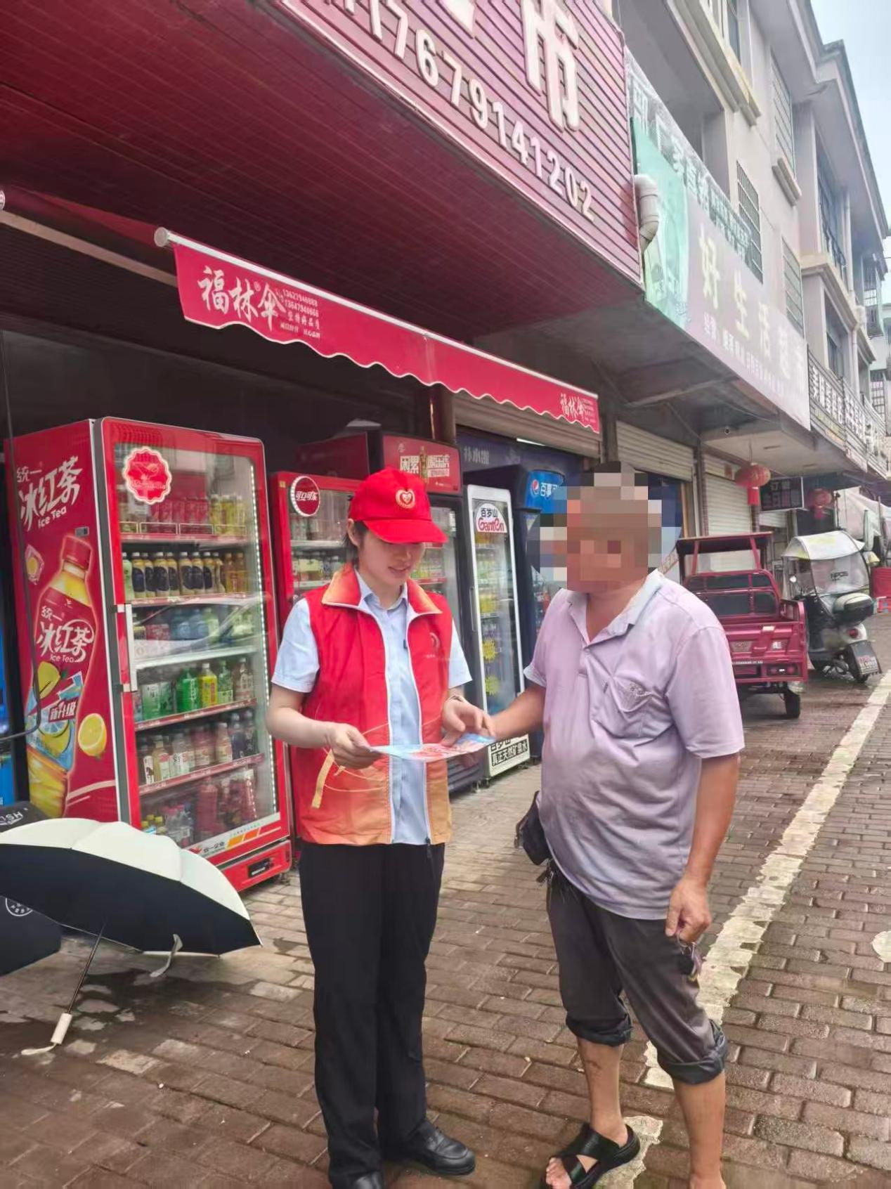 向来往村民宣传（拍摄者孙雷琴）