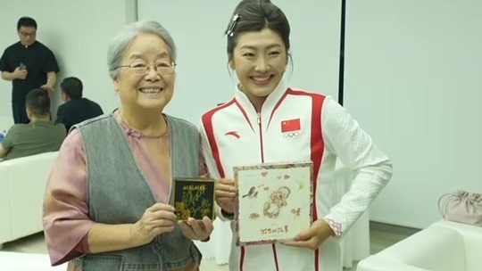 第18届影响世界华人盛典后台，徐梦桃与蔡皋互换“心意礼”