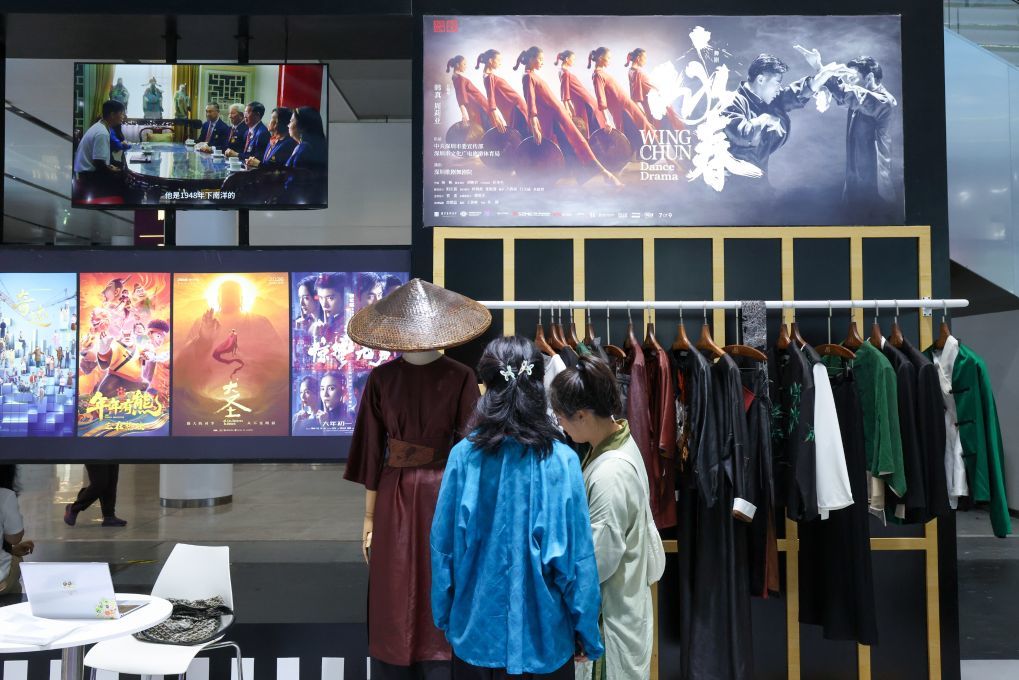 观众在文博会“文创中国”展区选购舞剧《咏春》周边产品(5月22日摄)。第二十二届中国(深圳)国际文化产业博览交易会5月21日在深圳开幕。新华社记者 梁旭 摄