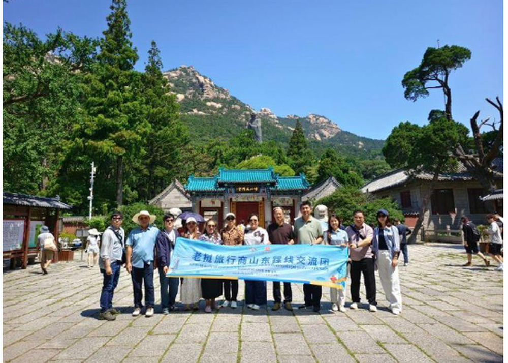 老挝游客参观游览崂山。新华社发