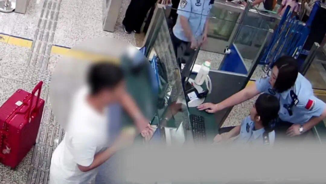 前科人员冒用亲属证件企图出境被识破 边检释法：符合条件可依法办证
