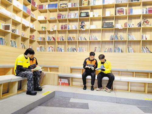 8月16日,骑手们在“网约配送员读书角”休息、看书。本报记者 孙也达摄