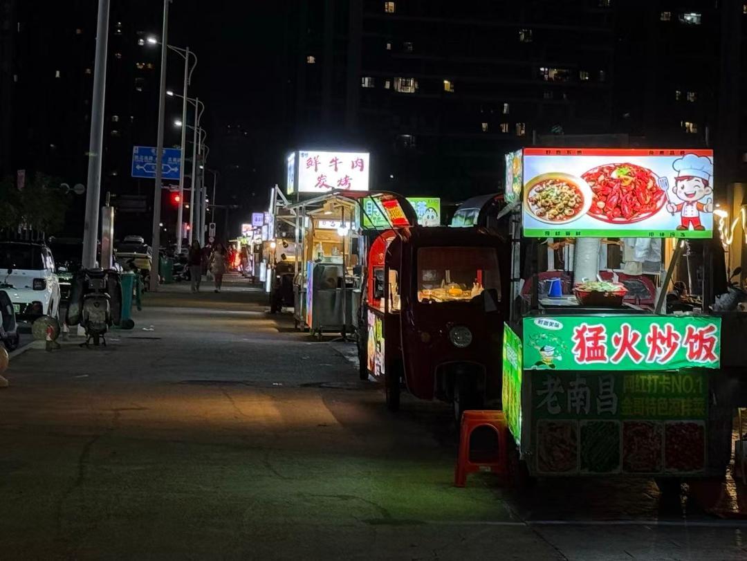 ▲子羽路夜市各色摊位一字排开