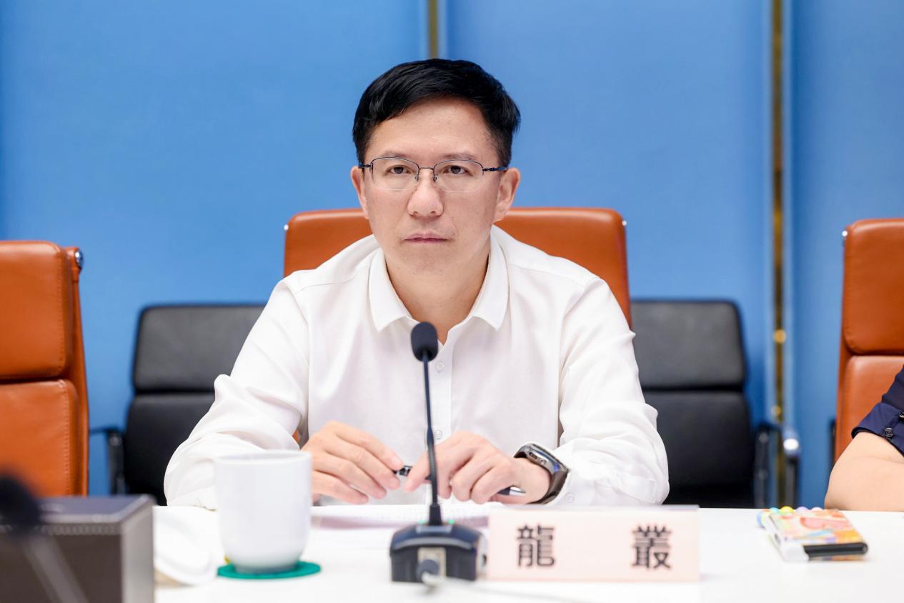图 | 贵旅集团副董事长、总经理龙丛在与香港大公文汇传媒集团座谈交流时发言