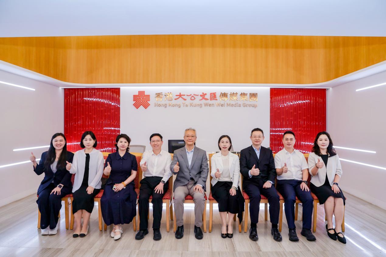 图 | 贵旅集团代表团与香港大公文汇传媒集团相关负责人合影