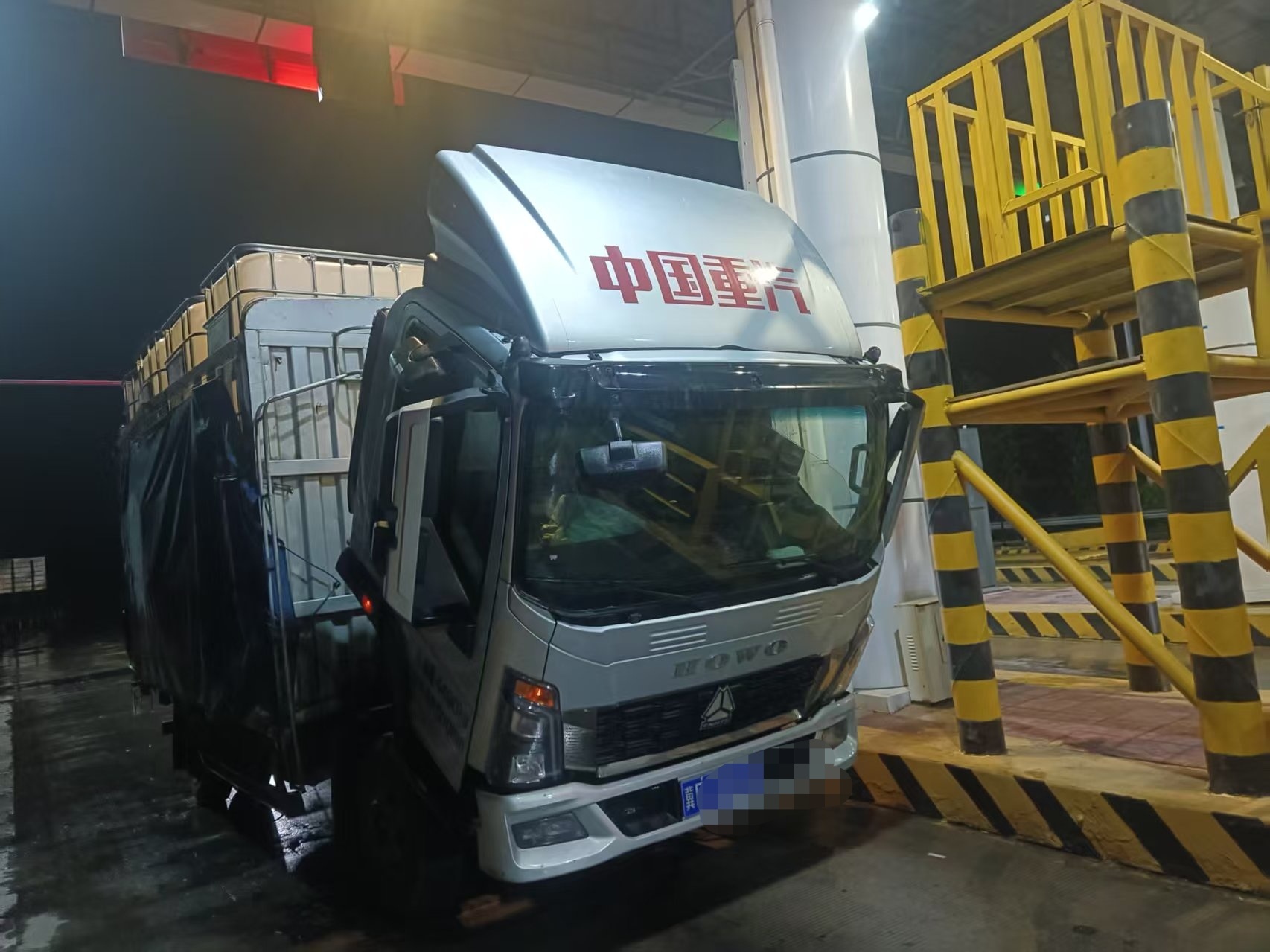 河北高速集团青银分公司新河收费站：暖心相助故障货车