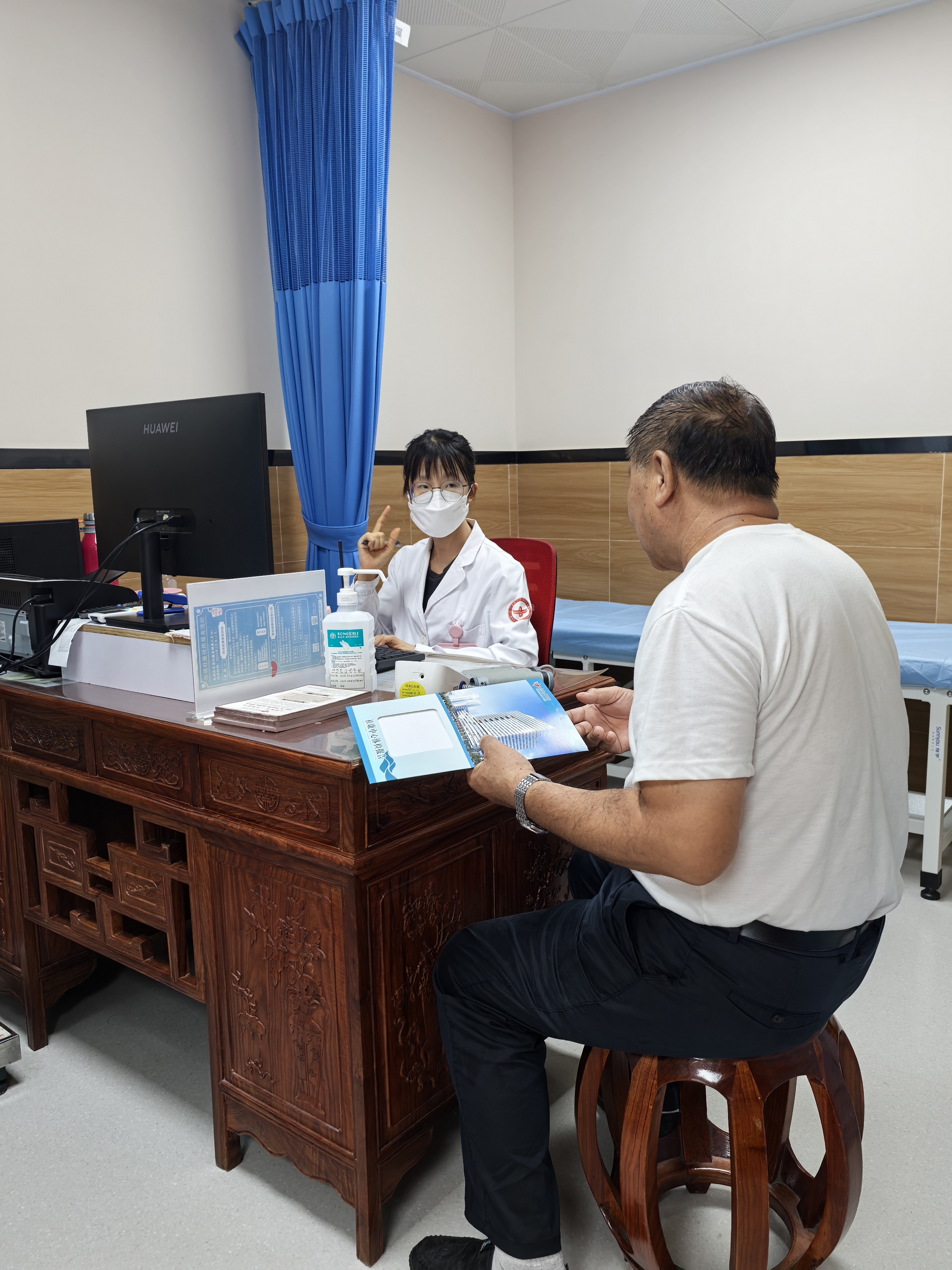 深圳注册医师首次突破8万大关  引进国际医学教材“本土化”，深港联手打造专科医师“自由港”