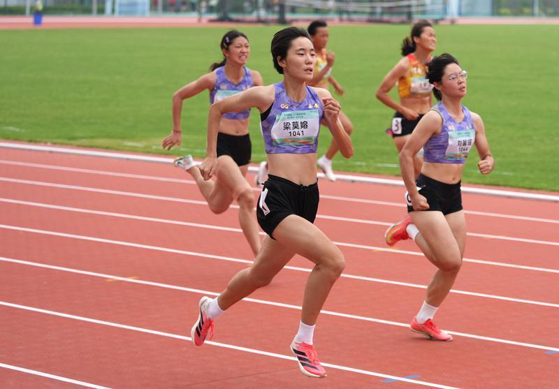 梁莫嫆(中)在女子甲组100米决赛中。