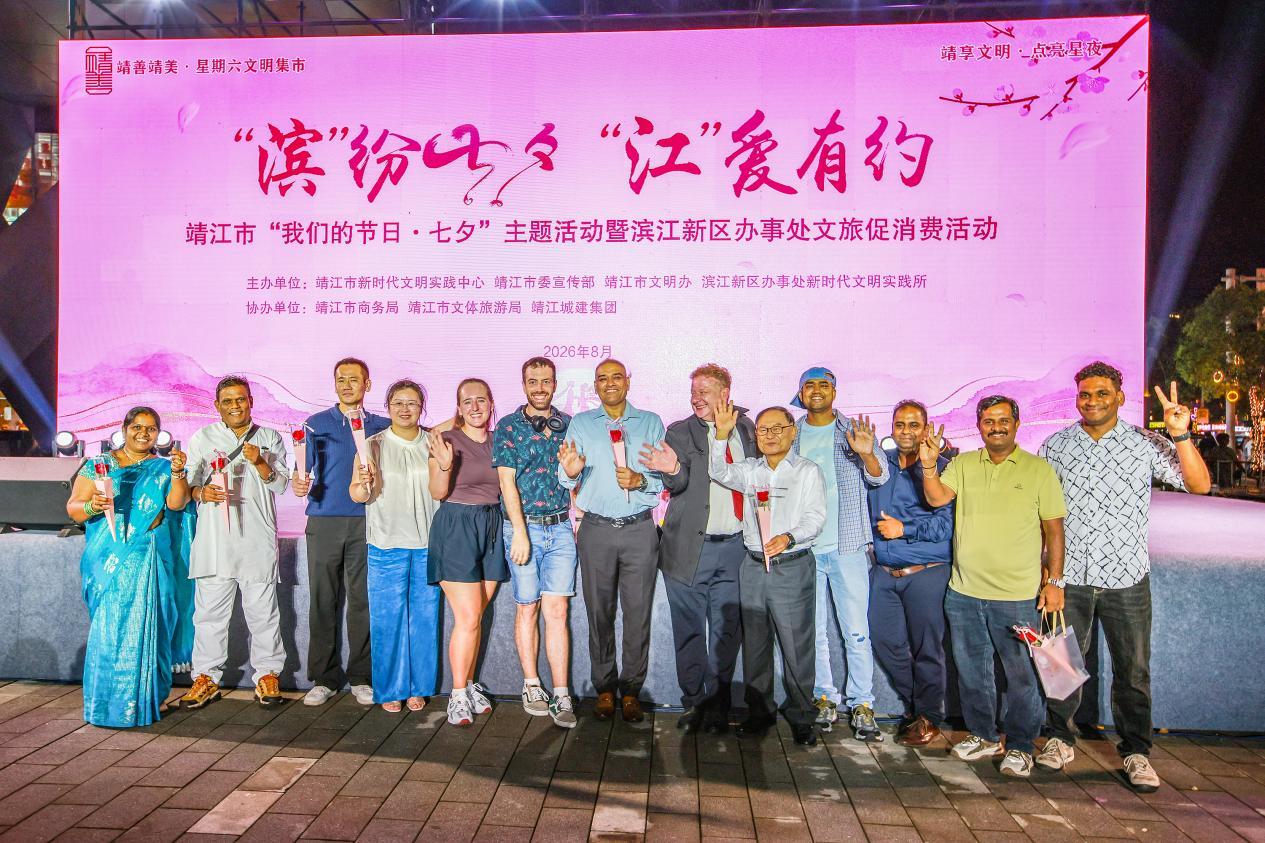 图为外籍友人合影留念